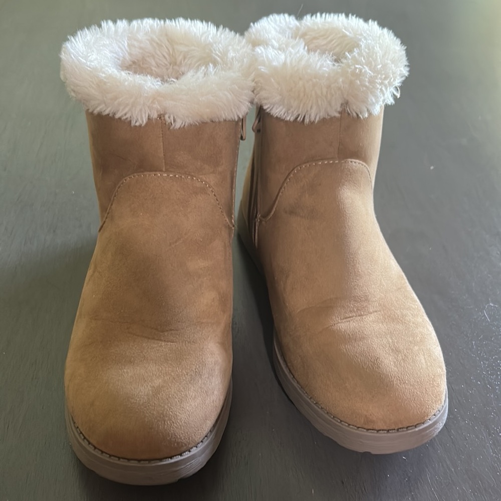 🌖 Cat & Jack size 8 tan faux suede faux fur trimmed ankle boot - Picture 2 of 8